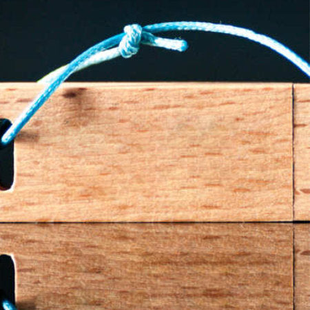 Schlanker USB-Stick mit Buchenholz – Textgravur mockup