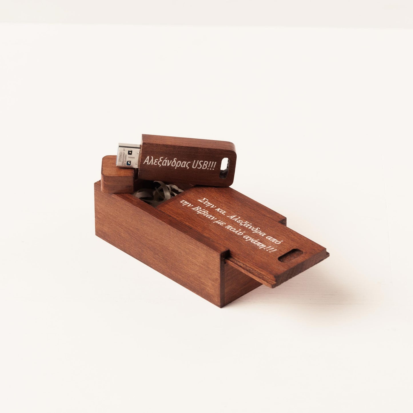 Personalisierte USB-Box aus Holz – Walnussfarbe
