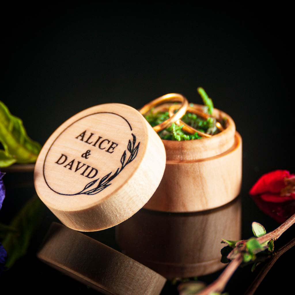 Personalized Circle Wreath Ring Box with Engraved Leaf Design