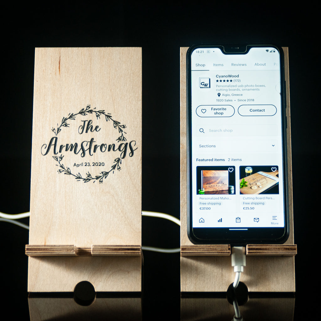 Mobile phone stand with Wreath design