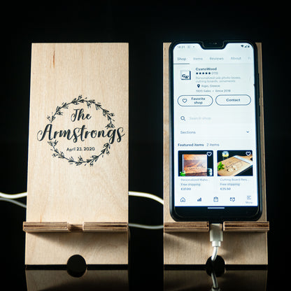 Mobile phone stand with Wreath design